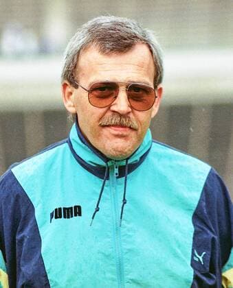 Aus 2. BL Saison 1989 1990 Hannover 96 (Rot) gegen den VfL Osnabrück 1:1 am 13.05.1990 im Niedersachsenstadion. Im Foto: VfL Trainer Friedel Hoppe