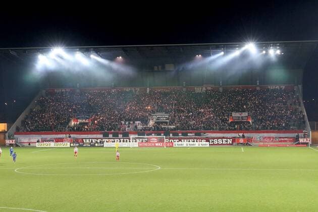 22. Spieltag Fußball Regionalliga West Rot-Weiss Essen - Bonner SC am 16.02.2018 im Stadion Essen in Essen Choreografie der Fans von Rot-Weiss Essen zum 111. Geburtstag