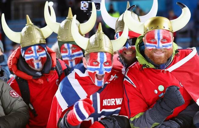PyeongChang 2018 - Highlights der Olympischen Spiele Pyeongchang Olympics Men with faces painted in the colors of Norway s national flag cheer for Norwegian athletes at the venue for the men s biathlon event at the Pyeongchang Winter Olympics in South Korea on Feb. 15, 2018. 