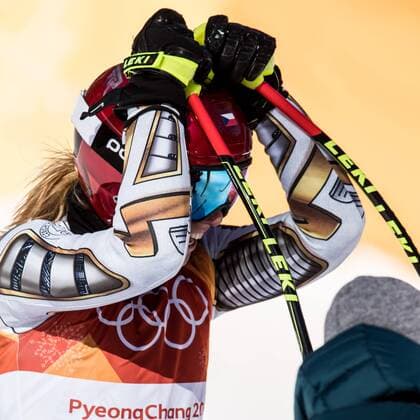 Olympia-Bilder des Tages - SPORT (180217) -- PYEONGCHANG, Feb. 17, 2018 -- Ester Ledecka of the Czech Republic reacts after the ladies super giant slalom of Alpine Skiing at the 2018 PyeongChang Winter Olympic Games Olympische Spiele Olympia OS at Jeongseon Alpine Centre, South Korea, on Feb. 17, 2018. Ester Ledecka won the gold medal in the time of 1:21.11. ) (SP)OLY-SOUTH KOREA-PYEONGCHANG-ALPINE SKIING-LADIES SUPER-G WuxZhuang 