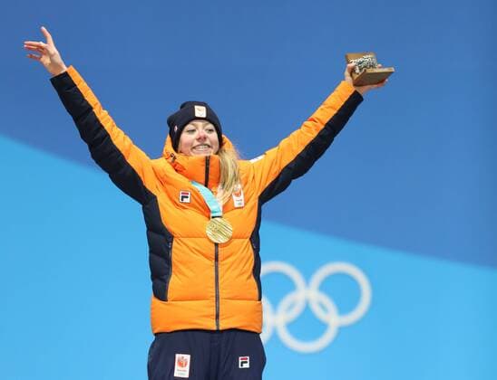 (180217) -- PYEONGCHANG, Feb. 17, 2018 -- Champion Esmee Visser from the Netherlands poses for photos during the medal ceremony of ladies 5000m event of Speed skating Eisschnelllauf at 2018 PyeongChang Winter Olympic Games Olympische Spiele Olympia OS at the Medal Plaza in PyeongChang, South Korea, on Feb. 17, 2018. ) (SP)OLY-SOUTH KOREA-PYEONGCHANG-SPEED SKATING-LADIES 5000M-MEDAL CEREMONY WuxZhuang 