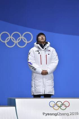 YUN SUNGBIN (KOR), 1. Platz, Goldmedaillengewinner, Gold, Olympiasieger, Jubel, jubelt, Freude, Begeisterung, Emotion, jubeln, cheers, Skeleton Men, Maenner, Siegerehrung, Victory Ceremony, PyeongChang Olympic Medals Plaza am 16.02.2018. Olympische Winterspiele 2018, vom 09.02. - 25.02.2018 in PyeongChang Suedkorea. Â