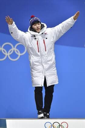 YUN SUNGBIN (KOR), 1. Platz, Goldmedaillengewinner, Gold, Olympiasieger, Jubel, jubelt, Freude, Begeisterung, Emotion, jubeln, cheers, Skeleton Men, Maenner, Siegerehrung, Victory Ceremony, PyeongChang Olympic Medals Plaza am 16.02.2018. Olympische Winterspiele 2018, vom 09.02. - 25.02.2018 in PyeongChang Suedkorea. Â