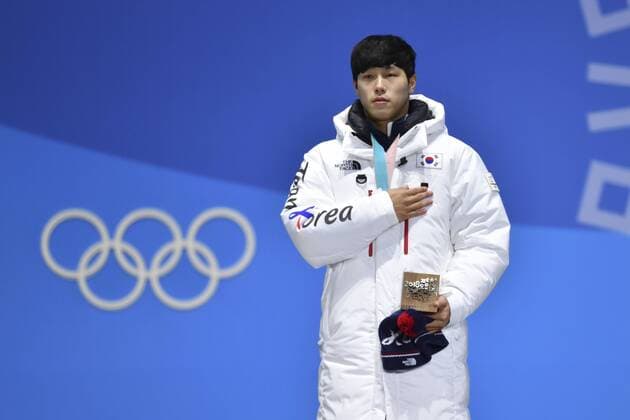 YUN SUNGBIN (KOR), 1. Platz, Goldmedaillengewinner, Gold, Goldmedaille, Olympiasieger, bei der Nationalhymne, Jubel, jubelt, Freude, Begeisterung, Emotion, jubeln, cheers, Skeleton Men, Maenner, Siegerehrung, Victory Ceremony, PyeongChang Olympic Medals Plaza am 16.02.2018. Olympische Winterspiele 2018, vom 09.02. - 25.02.2018 in PyeongChang Suedkorea. Â