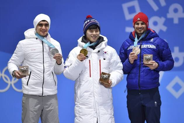 von links: Nikita TREGUBOV, OAR, RUS, 2. Platz, Silber, Silbermedaille, Silbermedaillengewinner, YUN SUNGBIN (KOR), 1. Platz, Goldmedaillengewinner, Gold, Goldmedaille, Olympiasieger, Dom PARSONS, GBR, 3. Platz, Bronze, Bronzemedaille, Bronzemedaillengewinner, Skeleton Men, Maenner, Siegerehrung, Victory Ceremony, PyeongChang Olympic Medals Plaza am 16.02.2018. Olympische Winterspiele 2018, vom 09.02. - 25.02.2018 in PyeongChang Suedkorea. Â