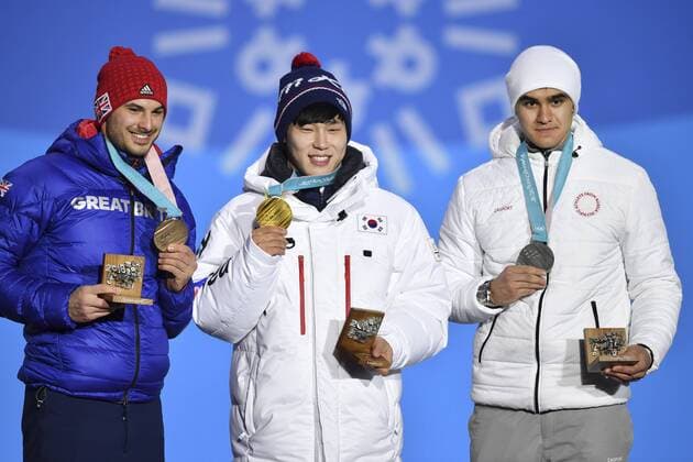 von links: Dom PARSONS, GBR, 3. Platz, Bronze, Bronzemedaille, Bronzemedaillengewinner, YUN SUNGBIN (KOR), 1. Platz, Goldmedaillengewinner, Gold, Goldmedaille, Olympiasieger, Nikita TREGUBOV, OAR, RUS, 2. Platz, Silber, Silbermedaille, Silbermedaillengewinner, Jubel, jubelt, Freude, Begeisterung, Emotion, jubeln, cheers, Skeleton Men, Maenner, Siegerehrung, Victory Ceremony, PyeongChang Olympic Medals Plaza am 16.02.2018. Olympische Winterspiele 2018, vom 09.02. - 25.02.2018 in PyeongChang Suedkorea. Â
