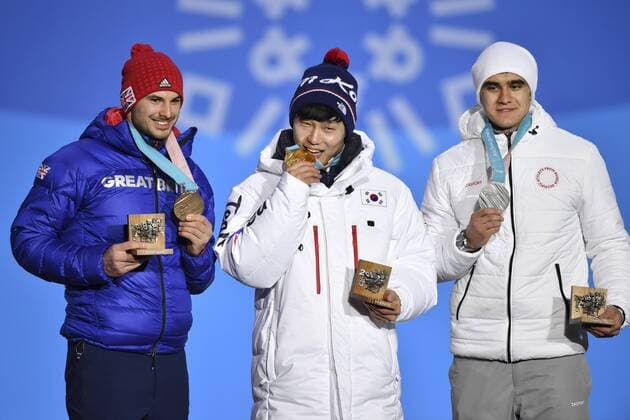 von links: Dom PARSONS, GBR, 3. Platz, Bronze, Bronzemedaille, Bronzemedaillengewinner, YUN SUNGBIN (KOR), 1. Platz, Goldmedaillengewinner, Gold, Goldmedaille, Olympiasieger, Nikita TREGUBOV, OAR, RUS, 2. Platz, Silber, Silbermedaille, Silbermedaillengewinner, Jubel, jubelt, Freude, Begeisterung, Emotion, jubeln, cheers, Skeleton Men, Maenner, Siegerehrung, Victory Ceremony, PyeongChang Olympic Medals Plaza am 16.02.2018. Olympische Winterspiele 2018, vom 09.02. - 25.02.2018 in PyeongChang Suedkorea. Â