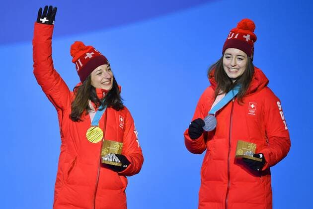 Olympia-Bilder des Tages - SPORT von links: Sarah HOEFFLIN, SUI, 1. Platz, Goldmedaillengewinnerin, Gold, Goldmedaille, Olympiasiegerin, Mathilde GREMAUD, SUI, 2. Platz, Silber, Silbermedaille, Silbermedaillengewinnerin, Jubel, jubelt, Freude, Begeisterung, Emotion, jubeln, cheers, Freestyle Skiing Ladies Slopestyle. Siegerehrung, Victory Ceremony, PyeongChang Olympic Medals Plaza am 16.02.2018. Olympische Winterspiele 2018, vom 09.02. - 25.02.2018 in PyeongChang Suedkorea.
