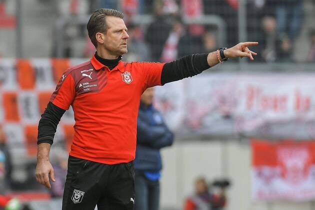 Rico Schmitt (Chef-Trainer, HFC) gibt Anweisungen im Spiel HFC Hallescher FC vs. Karlsruher SC Copyright: xVIADATA xHolgerxJohn Halle Saale Sachsen-Anhalt Deutschland