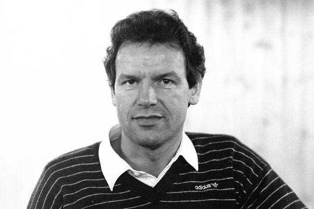 Aus 2. BL Saison 1983 1984 VfL Osnabrück (dunkles Trikot) gegen den MSV Duisburg 2:3 am 12.11.1983. Im Foto: Siegfried Melzig als Zuschauer.