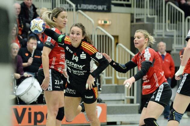 Sanne Hoekstra (HSG Bensheim Auerbach) beim Wurf; (M), Laura Nicoleta Vasilescu (HSG Bad Wildungen Vipers) (L) und Miranda Schmidt-Robben (HSG Bad Wildungen Vipers) (R) -- Handball --- 1. Bundesliga Frauen --- HSG Bad Wildungen Vipers vs HSG Bensheim Auerbach--- 17.02.2018, Bad Wildungen Copyright: xEIBNER RolandxSippelx EP_RSL