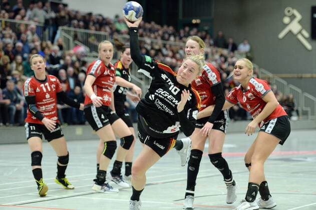 Caroline Thomas (HSG Bensheim Auerbach) beim Wurf; Anouk Nieuwenweg (HSG Bad Wildungen Vipers) (R), Miranda Schmidt-Robben (HSG Bad Wildungen Vipers) (L), Tamara Haggerty (HSG Bad Wildungen Vipers) 2.v.R. -- Handball --- 1. Bundesliga Frauen --- HSG Bad Wildungen Vipers vs HSG Bensheim Auerbach--- 17.02.2018, Bad Wildungen Copyright: xEIBNER RolandxSippelx EP_RSL