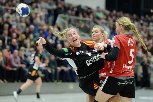 Caroline Thomas (HSG Bensheim Auerbach) beim Wurf; Miranda Schmidt-Robben (HSG Bad Wildungen Vipers) (L, hinten), Tamara Haggerty (HSG Bad Wildungen Vipers) (NR 5) -- Handball --- 1. Bundesliga Frauen --- HSG Bad Wildungen Vipers vs HSG Bensheim Auerbach--- 17.02.2018, Bad Wildungen Copyright: xEIBNER RolandxSippelx EP_RSL