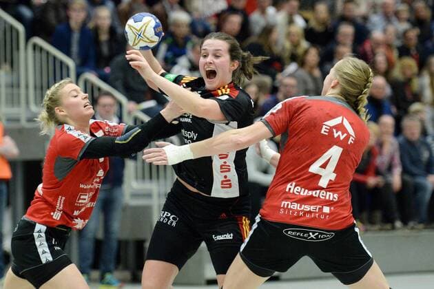 Lisa Friedberger (HSG Bensheim Auerbach) (M) beim Wurf; Miranda Schmidt-Robben (HSG Bad Wildungen Vipers) (L), Sabine Heusdens (HSG Bad Wildungen Vipers) (NR 4) -- Handball --- 1. Bundesliga Frauen --- HSG Bad Wildungen Vipers vs HSG Bensheim Auerbach--- 17.02.2018, Bad Wildungen Copyright: xEIBNER RolandxSippelx EP_RSL