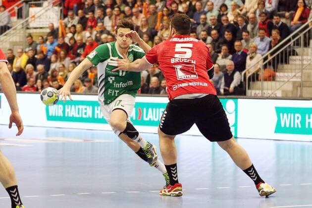 Patrick Schmidt (DJK Rimpar Woelfe 17) gegen Jan Brosch (ASV Hamm-Westfalen 5)(vorne), ASV Hamm-Westfalen vs DJK Rimpar Woelfe, Handball, 2. Bundesliga, 17.02.2018, Hamm Copyright: xEIBNER JanxStrohdiekx EP_JSK
