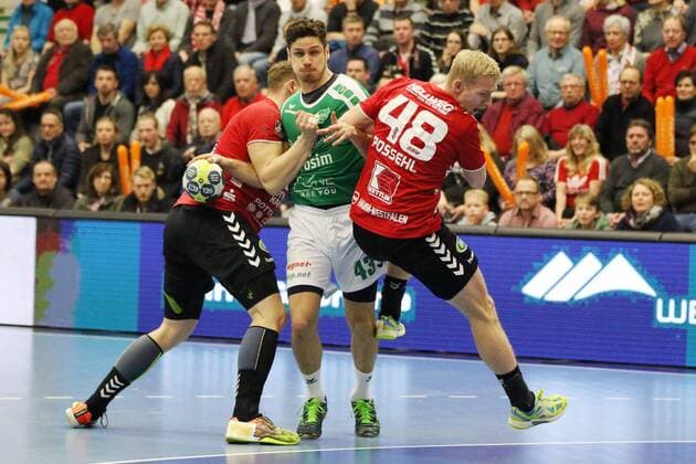 Benedikt Brielmeier (DJK Rimpar Woelfe 43) gegen Jakob Schwabe (ASV Hamm-Westfalen 11)(links) und Julian Possehl (ASV Hamm-Westfalen 48)(rechts), ASV Hamm-Westfalen vs DJK Rimpar Woelfe, Handball, 2. Bundesliga, 17.02.2018, Hamm Copyright: xEIBNER JanxStrohdiekx EP_JSK