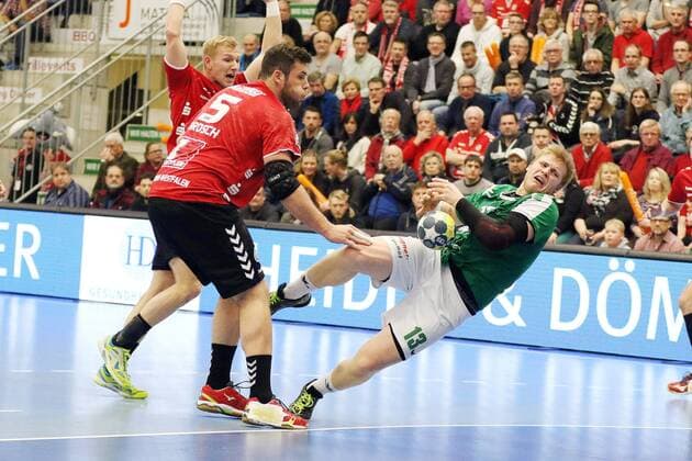 Patrick Gempp (DJK Rimpar Woelfe 13) vorbei an Jan Brosch (ASV Hamm-Westfalen 5) (links), ASV Hamm-Westfalen vs DJK Rimpar Woelfe, Handball, 2. Bundesliga, 17.02.2018, Hamm Copyright: xEIBNER JanxStrohdiekx EP_JSK