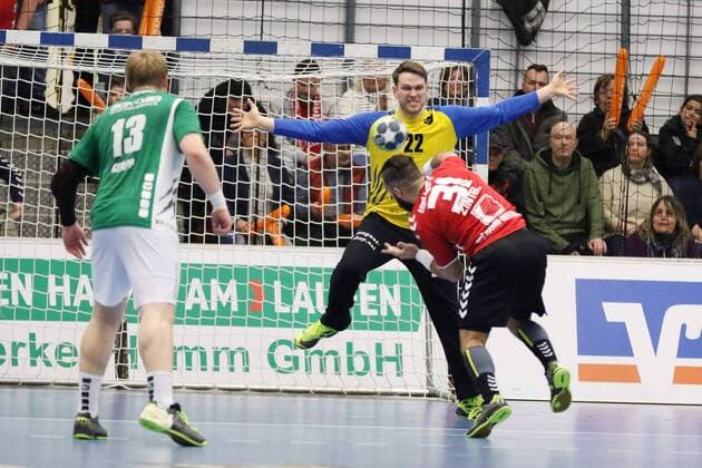 Bjoern Zintel (ASV Hamm-Westfalen 31) fuehrt einen Siebenmeter aus gegen Max Brustmann (DJK Rimpar Woelfe 22), links Patrick Gempp (DJK Rimpar Woelfe 13), ASV Hamm-Westfalen vs DJK Rimpar Woelfe, Handball, 2. Bundesliga, 17.02.2018, Hamm Copyright: xEIBNER JanxStrohdiekx EP_JSK