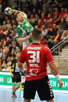Lukas Boehm (DJK Rimpar Woelfe 10) steigt auf gegen v.l. Bjoern Zintel (ASV Hamm-Westfalen 31), Jan Brosch (ASV Hamm-Westfalen 5) und Jakob Schwabe (ASV Hamm-Westfalen 11), ASV Hamm-Westfalen vs DJK Rimpar Woelfe, Handball, 2. Bundesliga, 17.02.2018, Hamm Copyright: xEIBNER JanxStrohdiekx EP_JSK