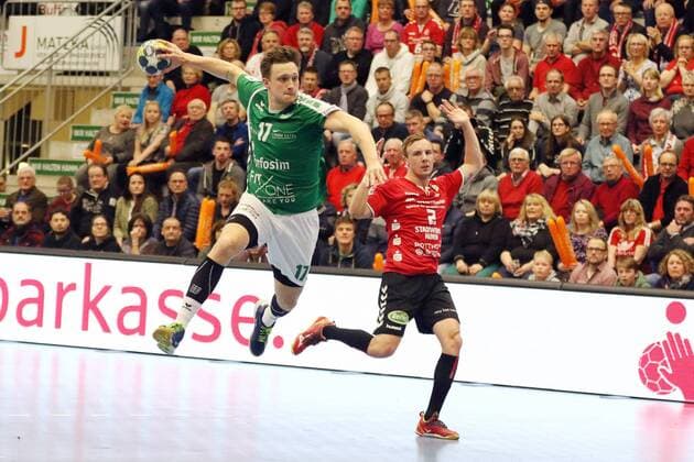 Patrick Schmidt (DJK Rimpar Woelfe 17) frei vorm Tor, hinten Lukas Blohme (ASV Hamm-Westfalen 2), ASV Hamm-Westfalen vs DJK Rimpar Woelfe, Handball, 2. Bundesliga, 17.02.2018, Hamm Copyright: xEIBNER JanxStrohdiekx EP_JSK