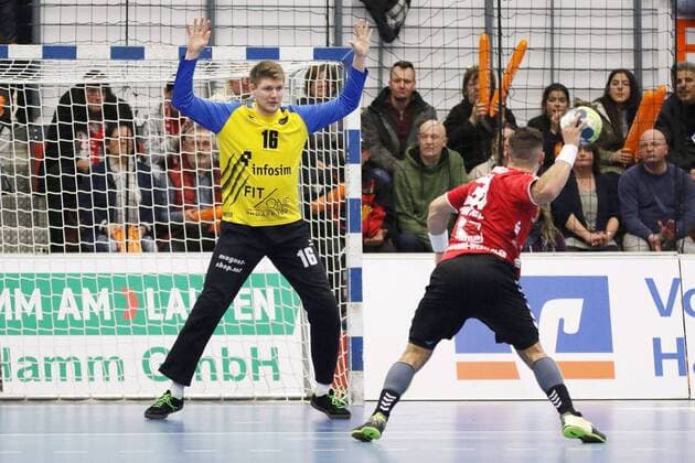 Bjoern Zintel (ASV Hamm-Westfalen 31) fuehrt einen Siebenmeter aus gegen Andreas Wieser (DJK Rimpar Woelfe 16)djk, ASV Hamm-Westfalen vs DJK Rimpar Woelfe, Handball, 2. Bundesliga, 17.02.2018, Hamm Copyright: xEIBNER JanxStrohdiekx EP_JSK