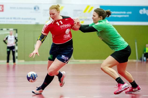 v.li.: Kerstin Foth (SG H2Ku Herrenberg, 11) im Zweikampf mit Merle Heidergott (SV Werder Bremen, 3) Bremen Copyright: xEIBNER HPIXXx EP_HPIXX