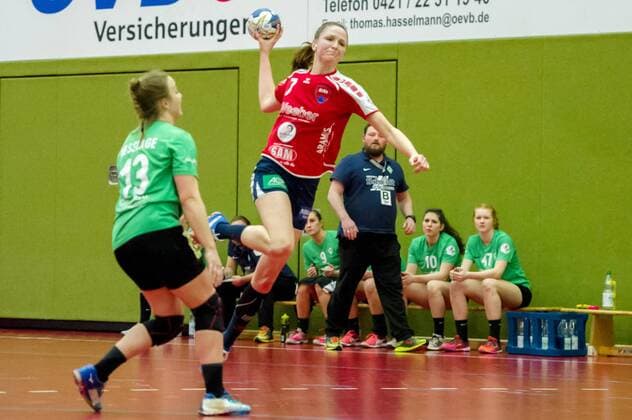v.li.: Rabea Neßlage (SV Werder Bremen, 13), Sulamith Klein (SG H2Ku Herrenberg, 7) beim Wurf Bremen Copyright: xEIBNER HPIXXx EP_HPIXX