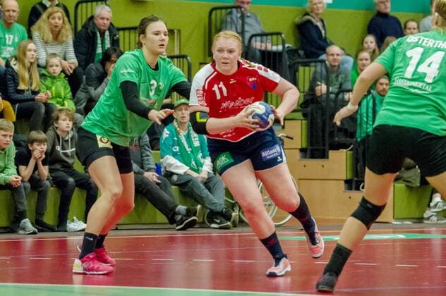 v.li.: Merle Heidergott (SV Werder Bremen, 3) im Zweikampf mit Kerstin Foth (SG H2Ku Herrenberg, 11) Bremen Copyright: xEIBNER HPIXXx EP_HPIXX