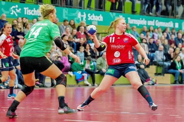 v.li.: Nele Osterthun (SV Werder Bremen, 14), Kerstin Foth (SG H2Ku Herrenberg, 11) am Ball Bremen Copyright: xEIBNER HPIXXx EP_HPIXX