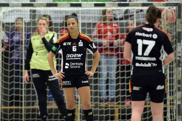 Jessica Kockler (Torfrau HSG Bensheim Auerbach) (hinten), Rafika Ettaqi (HSG Bensheim Auerbach) und Lisa Friedberger (NR 17) enttaeuscht, frustriert, Emotion -- Handball --- 1. Bundesliga Frauen --- HSG Bad Wildungen Vipers vs HSG Bensheim Auerbach--- 17.02.2018, Bad Wildungen Copyright: xEIBNER RolandxSippelx EP_RSL