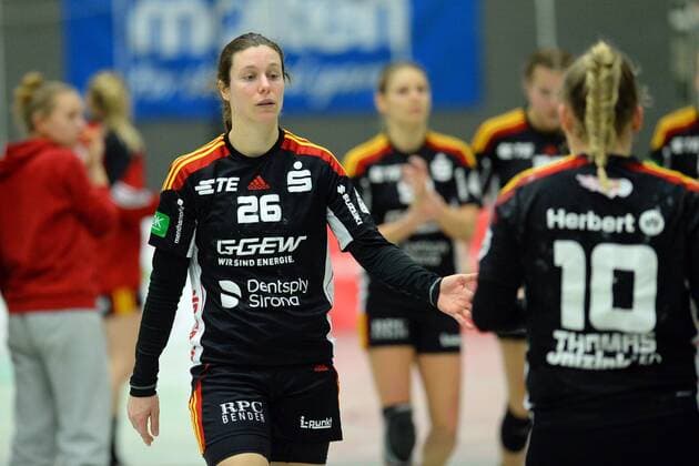 Sarah van Gulik (HSG Bensheim Auerbach) enttaeuscht, frustriert, Emotion nach der Niederlage, Caroline Thomas (NR 10) -- Handball --- 1. Bundesliga Frauen --- HSG Bad Wildungen Vipers vs HSG Bensheim Auerbach--- 17.02.2018, Bad Wildungen Copyright: xEIBNER RolandxSippelx EP_RSL