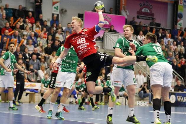 Julian Possehl (ASV Hamm-Westfalen 48) vorbei an v.l. Stefan Schmitt (DJK Rimpar Woelfe 7), Patrick Gempp (DJK Rimpar Woelfe 13) und Lukas Boehm (DJK Rimpar Woelfe 10), ASV Hamm-Westfalen vs DJK Rimpar Woelfe, Handball, 2. Bundesliga, 17.02.2018, Hamm Copyright: xEIBNER JanxStrohdiekx EP_JSK