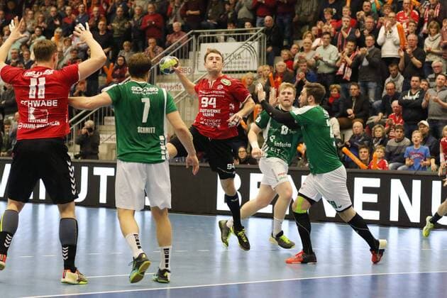 Christoph Neuhold (ASV Hamm-Westfalen 94) gegen Stefan Schmitt (DJK Rimpar Woelfe 7)(links) und Max Bauer (DJK Rimpar Woelfe 29)(rechts) durch, ASV Hamm-Westfalen vs DJK Rimpar Woelfe, Handball, 2. Bundesliga, 17.02.2018, Hamm Copyright: xEIBNER JanxStrohdiekx EP_JSK