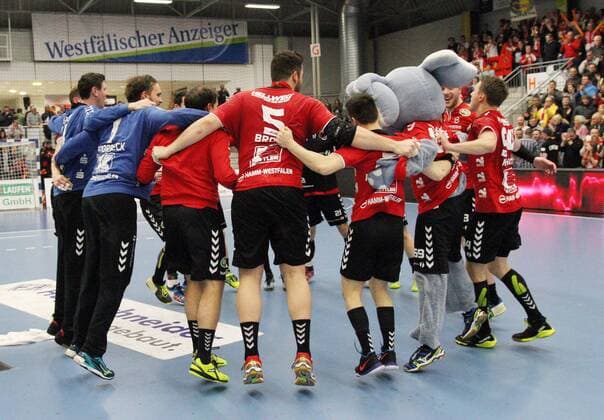 Siegesjubel bei ASV Hamm-Westfalen, ASV Hamm-Westfalen vs DJK Rimpar Woelfe, Handball, 2. Bundesliga, 17.02.2018, Hamm Copyright: xEIBNER JanxStrohdiekx EP_JSK