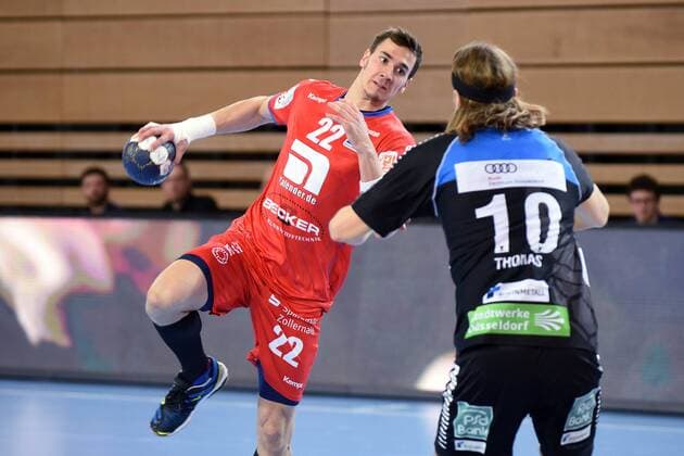 2. Handball-Bundesliga: HC Rhein Vikings - HBW Balingen-Weilstetten; Jona Schoch ( HBW Balingen ) gegen Thomas Heider ( Rhein Vikings ) Duesseldorf Copyright: xEIBNER DietrichxJanickix EP_DJA