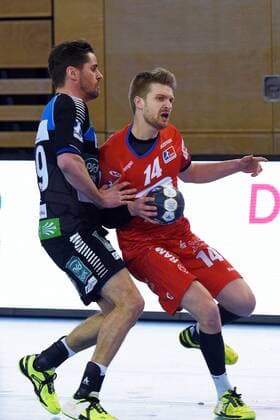 2. Handball-Bundesliga: HC Rhein Vikings - HBW Balingen-Weilstetten; Oddur Gretarsson ( HBW Balingen ) gegen Miladin Kozlina ( Rhein Vikings ) Duesseldorf Copyright: xEIBNER DietrichxJanickix EP_DJA