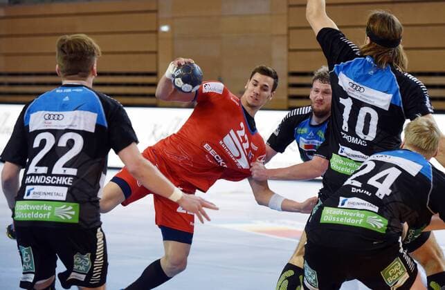 2. Handball-Bundesliga: HC Rhein Vikings - HBW Balingen-Weilstetten; Jona Schoch ( HBW Balingen ) gegen Felix Handschke (22) und Thomas Heider ( Rhein Vikings ) Duesseldorf Copyright: xEIBNER DietrichxJanickix EP_DJA