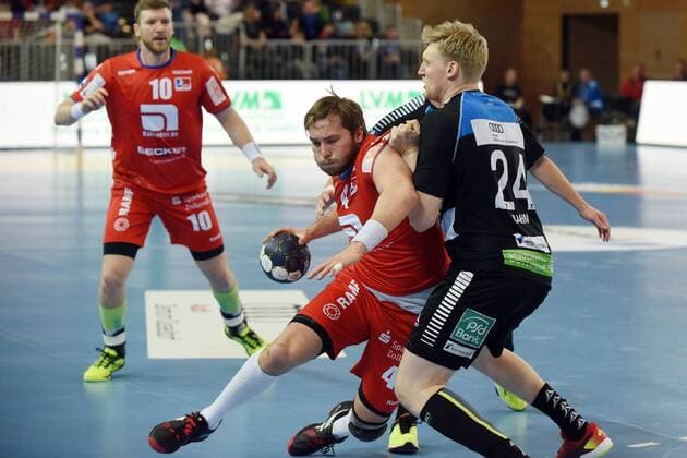 2. Handball-Bundesliga: HC Rhein Vikings - HBW Balingen-Weilstetten; Christoph Foth ( HBW Balingen ) gegen Thomas Bahn ( Rhein Vikings ) Duesseldorf Copyright: xEIBNER DietrichxJanickix EP_DJA