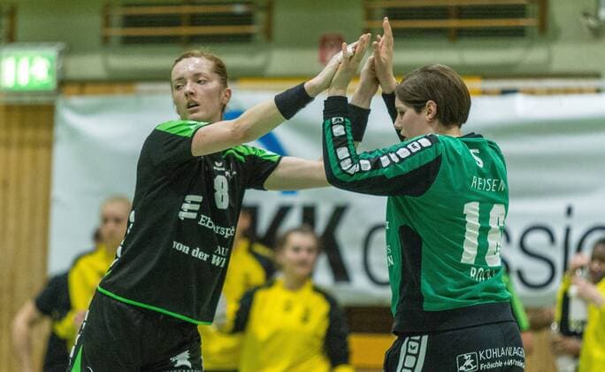v.l. Roxana Alina Ioneac Joldes (Nellingen 8) und Anne Bocka (Nellingen 16) klatschen sich ab beim Spiel Borussia Dortmund vs. TV Nellingen, Handball, Damen, 1. Bundesliga, 17.02.2018 Dortmund Copyright: xEIBNER MarioxHommesx EP_MHS