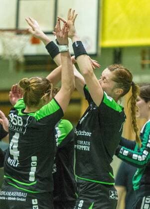 v.l. Louisa Wolf (Nellingen 4) und Roxana Alina Ioneac Joldes (Nellingen 8) klatschen sich ab beim Spiel Borussia Dortmund vs. TV Nellingen, Handball, Damen, 1. Bundesliga, 17.02.2018 Dortmund Copyright: xEIBNER MarioxHommesx EP_MHS