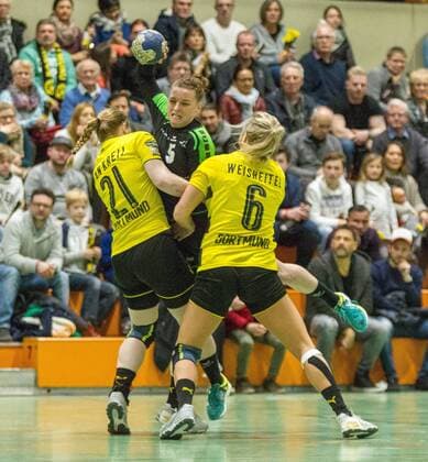 Annika Blanke (Nellingen 5) wird von Harma van Kreij (Dortmund 21) und Saskia Weisheitel (Dortmund 6) geblockt beim Spiel Borussia Dortmund vs. TV Nellingen, Handball, Damen, 1. Bundesliga, 17.02.2018 Dortmund Copyright: xEIBNER MarioxHommesx EP_MHS