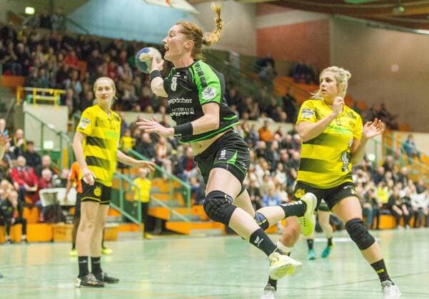 v.l. Nadja Mansson (Dortmund 33) beobachtet wie Roxana Alina Ioneac Joldes (Nellingen 8) sicht gegen Saskia Weisheitel (Dortmund 6) durchsetzt und zum Wurf kommt beim Spiel Borussia Dortmund vs. TV Nellingen, Handball, Damen, 1. Bundesliga, 17.02.2018 Dortmund Copyright: xEIBNER MarioxHommesx EP_MHS