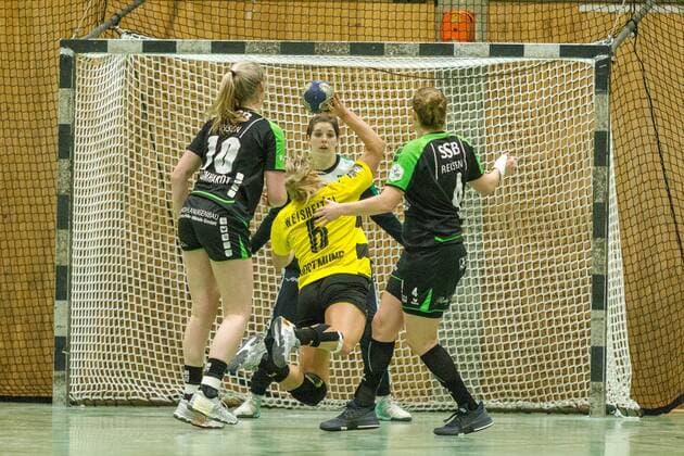 Saskia Weisheitel (Dortmund 6) setzt sich gegenb Lena Degenhardt (Nellingen 10) und Louisa Wolf (Nellingen 4) durch und wirft, im Tor lauert Anne Bocka (Nellingen 16) beim Spiel Borussia Dortmund vs. TV Nellingen, Handball, Damen, 1. Bundesliga, 17.02.2018 Dortmund Copyright: xEIBNER MarioxHommesx EP_MHS