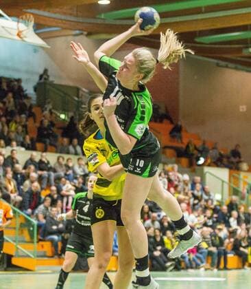 Lena Degenhardt (Nellingen 10) wirft nachdem sie Irene Espinola Perez (Dortmund 14) ausgespielt hat beim Spiel Borussia Dortmund vs. TV Nellingen, Handball, Damen, 1. Bundesliga, 17.02.2018 Dortmund Copyright: xEIBNER MarioxHommesx EP_MHS