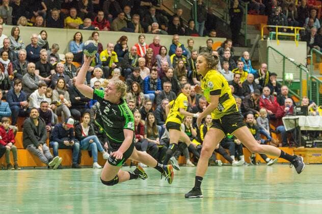 Stefanie Schoeneberg (Nellingen 2) springt in den Kreis und wirft beim Spiel Borussia Dortmund vs. TV Nellingen, Handball, Damen, 1. Bundesliga, 17.02.2018 Dortmund Copyright: xEIBNER MarioxHommesx EP_MHS