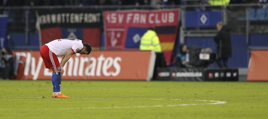 Themen der Woche - SPORT Bilder des Tages - SPORT Foto : Verlierer Filip Kostic ( HSV ) nach dem Schlusspfiff Fussball 1. Bundesliga , am Sa. 17.02.2018 Hamburger SV - Bayer o4 Leverkusen 1 - 2 *** Photo loser Filip Kostic HSV after the final whistle football 1 Bundesliga on sat 17 02 2018 Hamburger SV Bayer Leverkusen 1 o4 2
