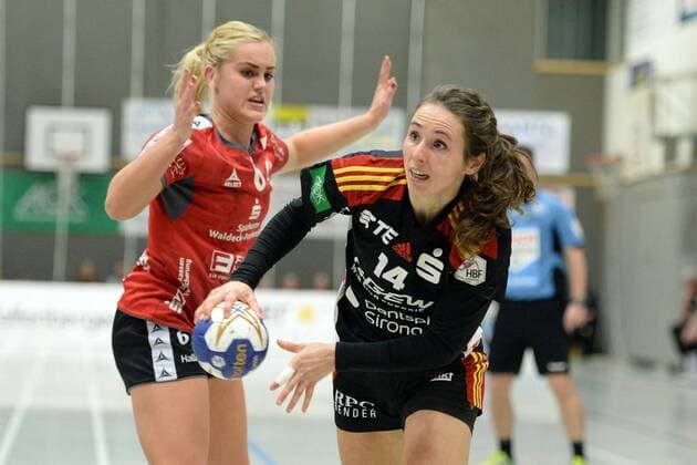 Sanne Hoekstra (HSG Bensheim Auerbach) (am Ball) und Anouk Nieuwenweg (HSG Bad Wildungen Vipers) -- Handball --- 1. Bundesliga Frauen --- HSG Bad Wildungen Vipers vs HSG Bensheim Auerbach--- 17.02.2018, Bad Wildungen Copyright: xEIBNER RolandxSippelx EP_RSL