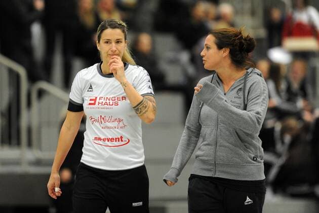 Laura Nicoleta Vasilescu (HSG Bad Wildungen Vipers) (L) und Tessa Bremmer (Trainerin HSG Bad Wildungen Vipers) -- Handball --- 1. Bundesliga Frauen --- HSG Bad Wildungen Vipers vs HSG Bensheim Auerbach--- 17.02.2018, Bad Wildungen Copyright: xEIBNER RolandxSippelx EP_RSL