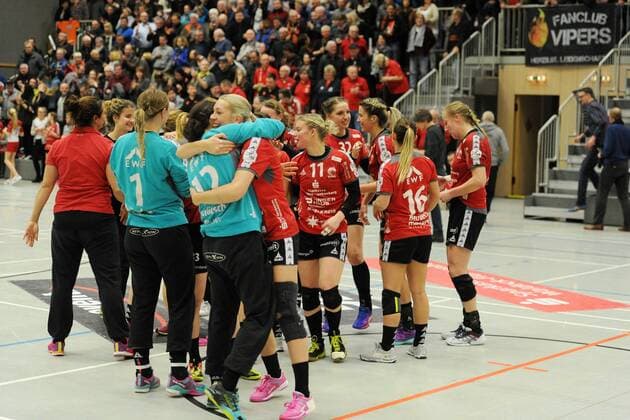 Jubel, Freude nach dem Sieg; Manuela Brütsch (Torfrau HSG Bad Wildungen Vipers) und Lisa-Marie Preis (HSG Bad Wildungen Vipers) (vorne) -- Handball --- 1. Bundesliga Frauen --- HSG Bad Wildungen Vipers vs HSG Bensheim Auerbach--- 17.02.2018, Bad Wildungen Copyright: xEIBNER RolandxSippelx EP_RSL