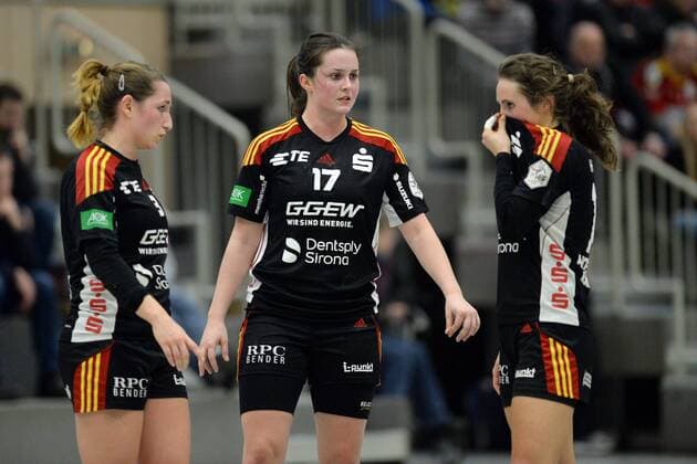 Anja Ernsberger (HSG Bensheim Auerbach), Lisa Friedberger, Sanne Hoekstra (L-R) nachdenklich -- Handball --- 1. Bundesliga Frauen --- HSG Bad Wildungen Vipers vs HSG Bensheim Auerbach--- 17.02.2018, Bad Wildungen Copyright: xEIBNER RolandxSippelx EP_RSL
